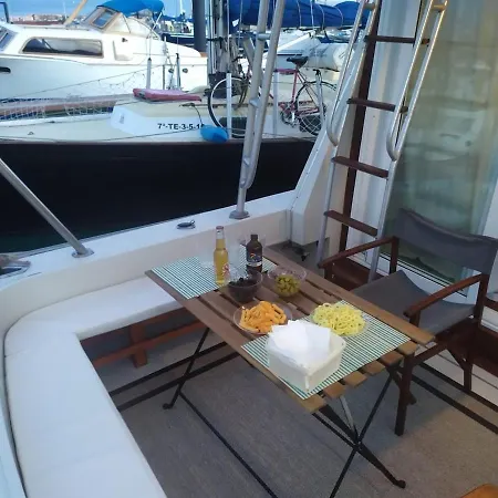 بوتيل Boat Experience كوراليهو