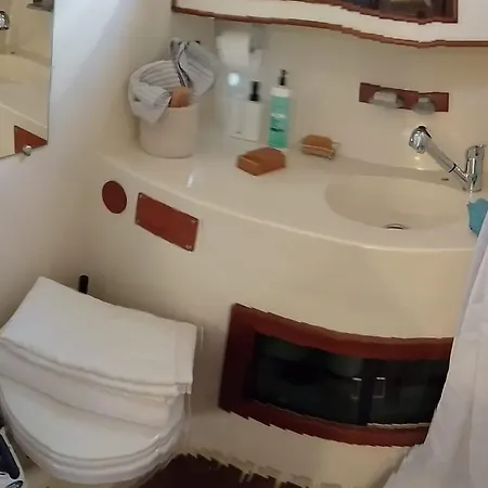 بوتيل Boat Experience كوراليهو